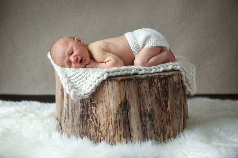 Newborn_Baby_Tree_Stump